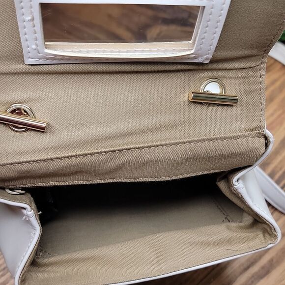 Liz Claiborne. Elegant Cream Crossbody Bag with Gold Chain. EUC - Picture 3 of 10